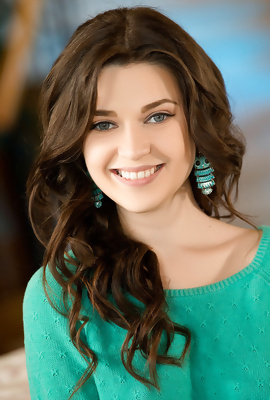 Fabulously cute brunette Serena Wood
