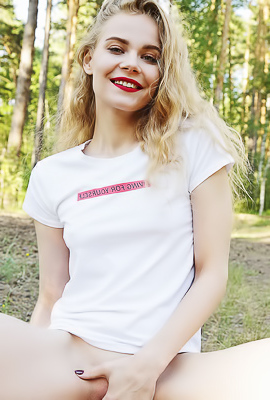 Ellie Green-eyed Beauty Will Enjoy Licking Fingers