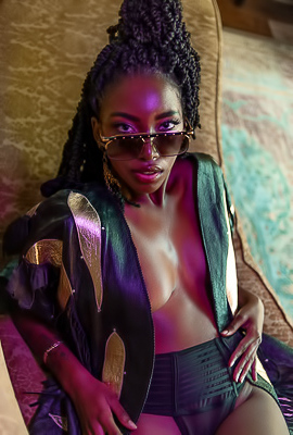 Glamour Black Babe Sarissle