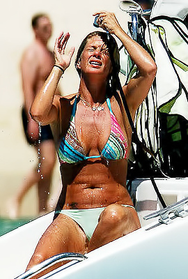 Rachel Hunter is on a boat